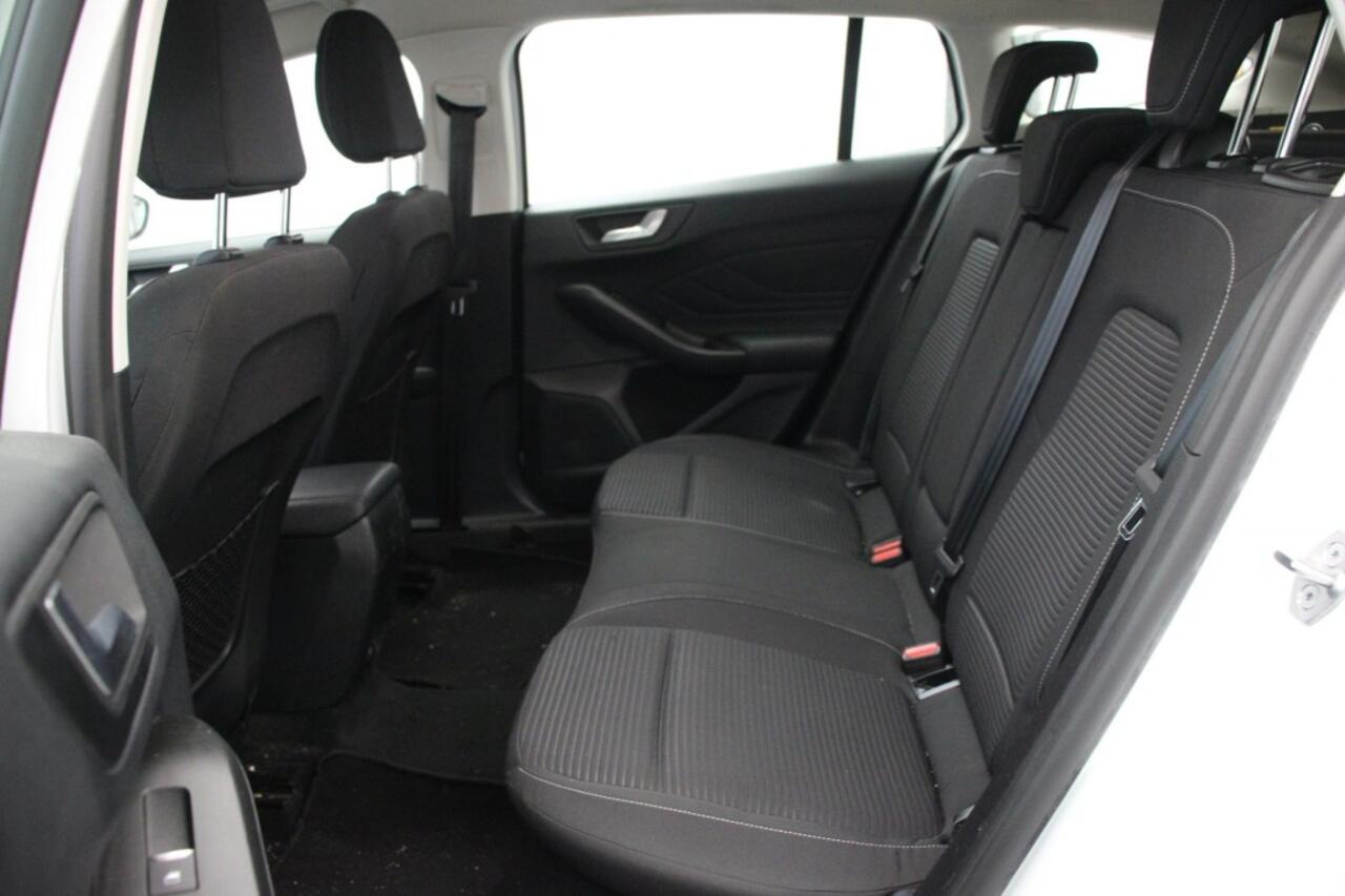 Ford FOCUS 1.0 EcoBoost Titanium Business Automaat - Carplay, Navi, Clima, Cruise, Trekhaak