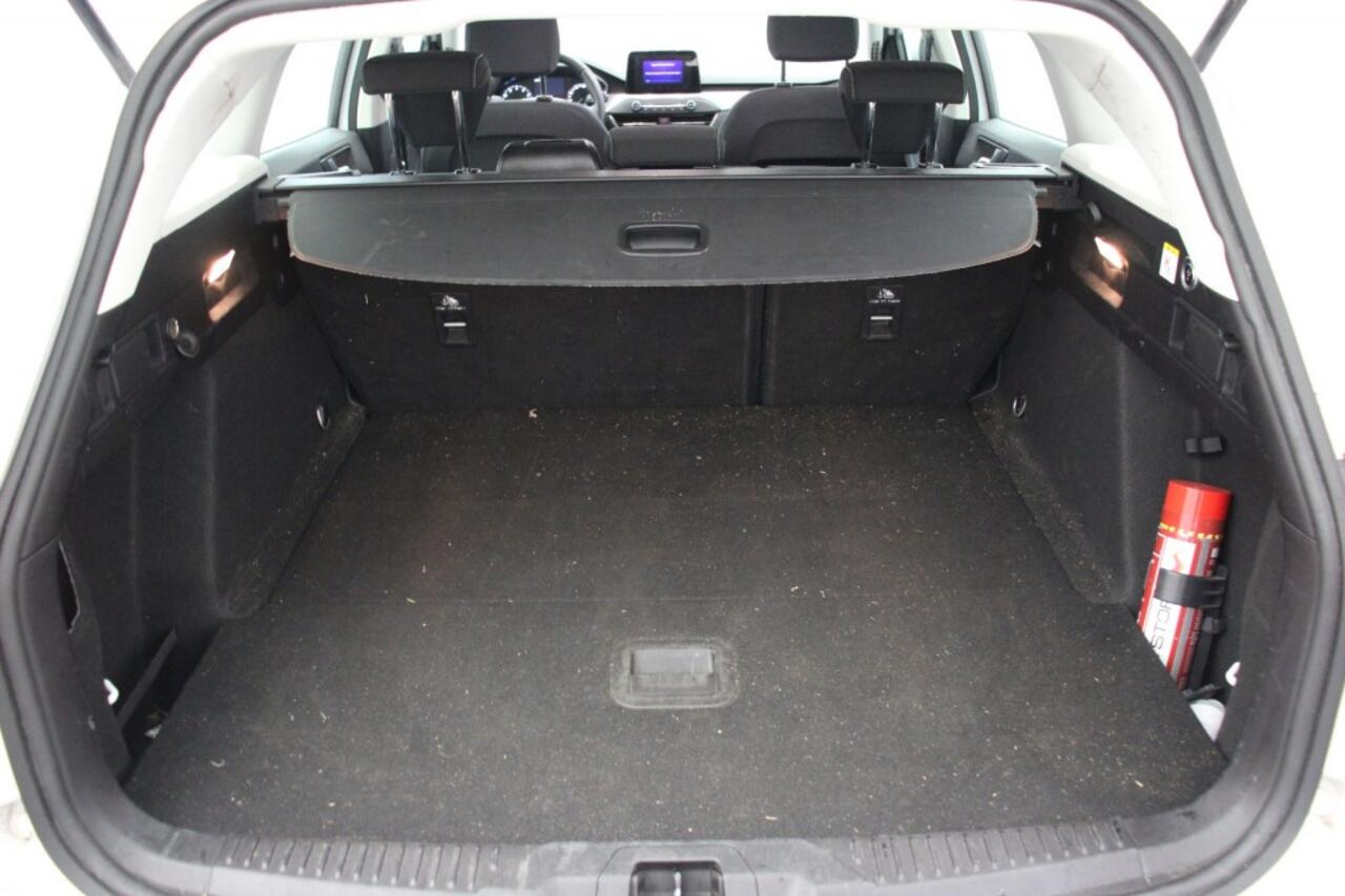 Ford FOCUS 1.0 EcoBoost Titanium Business Automaat - Carplay, Navi, Clima, Cruise, Trekhaak