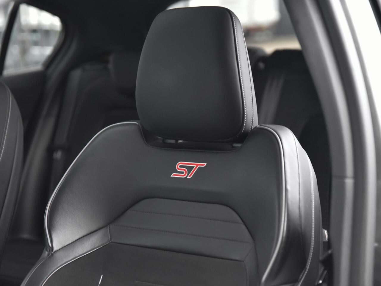 Ford FOCUS 2,3 EcoBoost ST / Panoramadak / 280 PK / Bang & Olufson / Adaptive Cruise Control / Head up display / Recaro stoelen