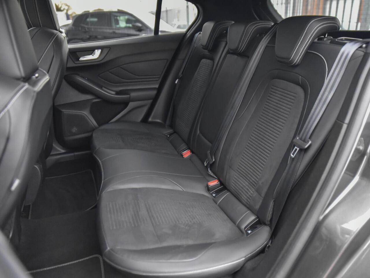 Ford FOCUS 2,3 EcoBoost ST / Panoramadak / 280 PK / Bang & Olufson / Adaptive Cruise Control / Head up display / Recaro stoelen