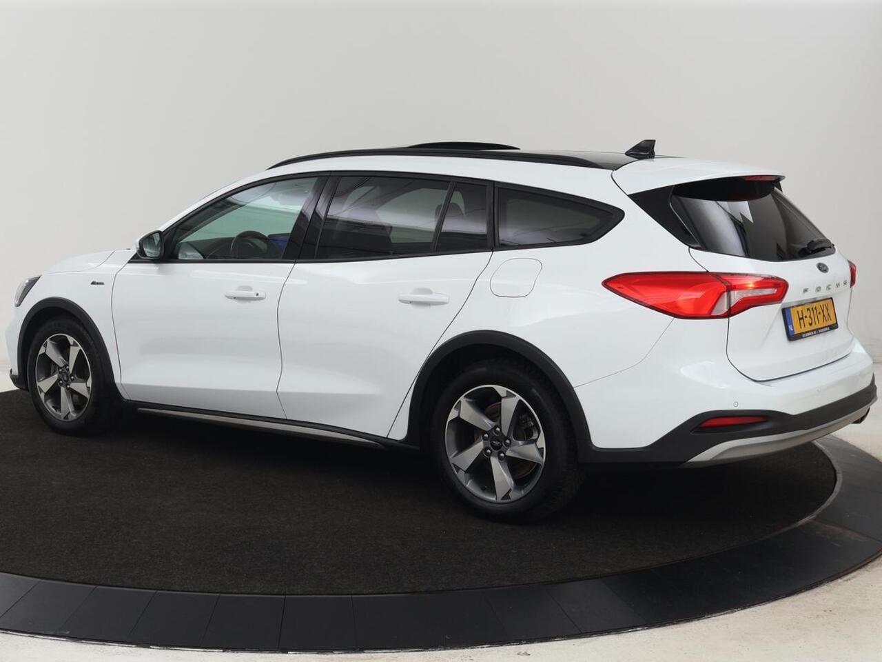 Ford FOCUS 1.0 EcoBoost Active | Panoramadak | Trekhaak | Stoel & stuurverwarming | B&O Sound | Carplay | Navigatie | Full LED | Keyless | Comfortstoelen | Climate control | Parkeerhulp