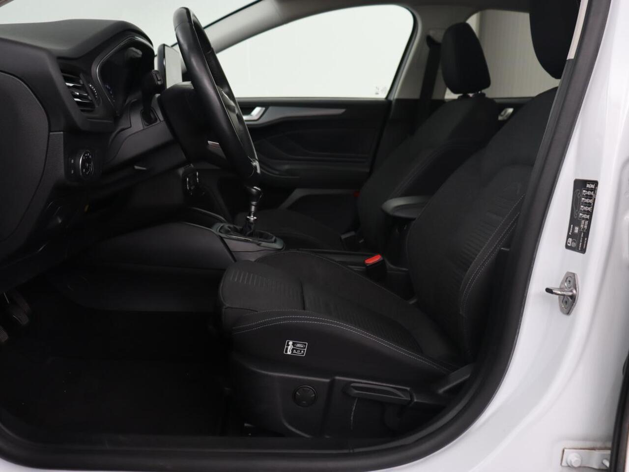 Ford FOCUS 1.0 EcoBoost Active | Panoramadak | Trekhaak | Stoel & stuurverwarming | B&O Sound | Carplay | Navigatie | Full LED | Keyless | Comfortstoelen | Climate control | Parkeerhulp