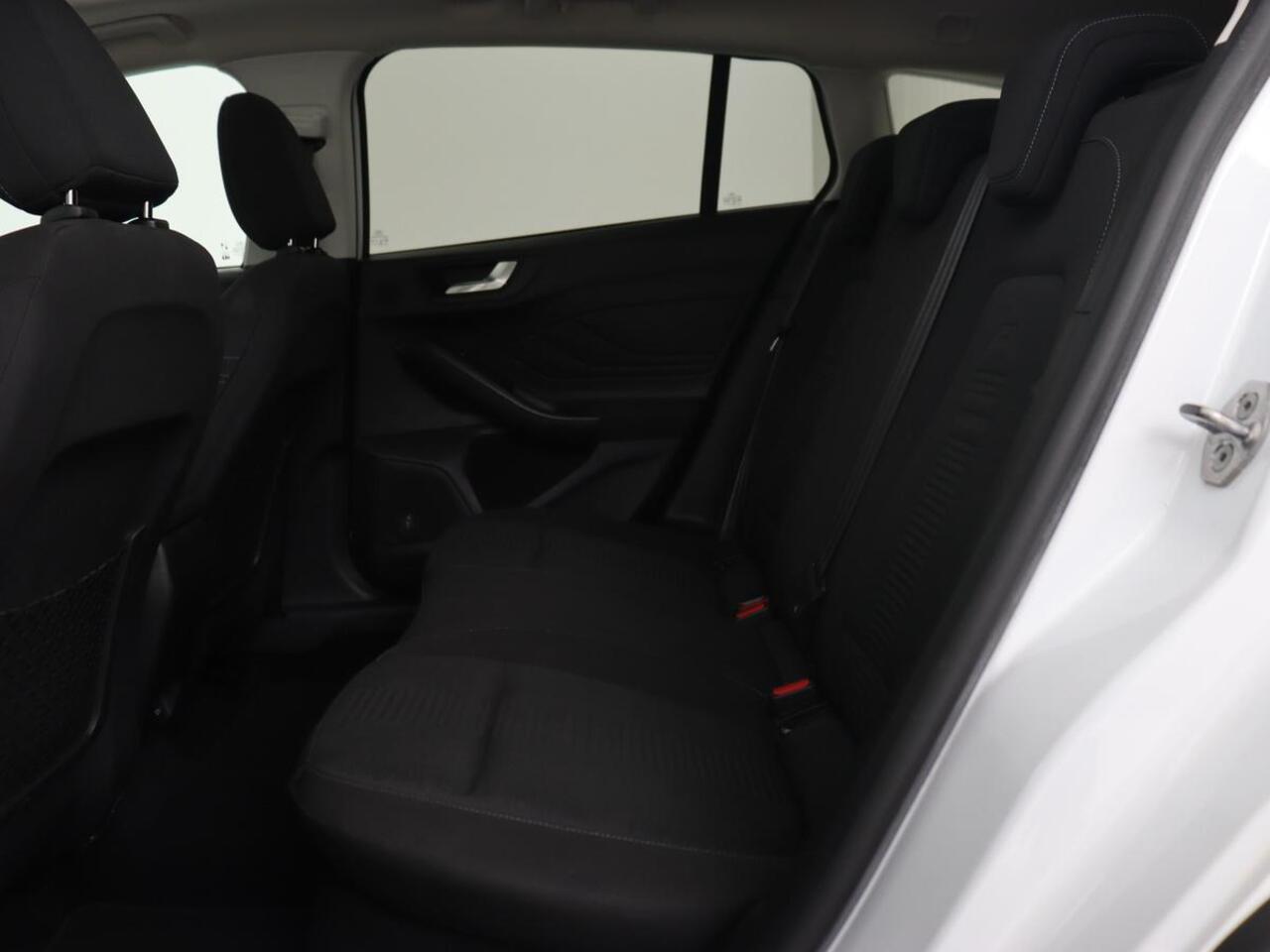 Ford FOCUS 1.0 EcoBoost Active | Panoramadak | Trekhaak | Stoel & stuurverwarming | B&O Sound | Carplay | Navigatie | Full LED | Keyless | Comfortstoelen | Climate control | Parkeerhulp
