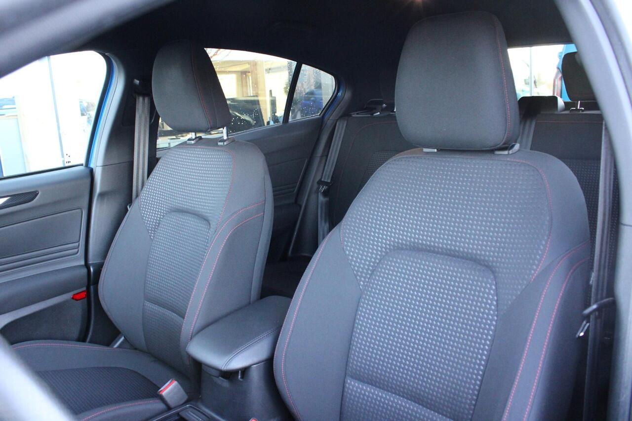 Ford FOCUS 1.0 EcoBoost ST Line Business | Trekhaak | Cruise Control | Navigatie | Camera | Airco | Lichtmetalen Velgen |