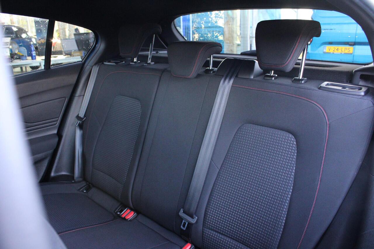 Ford FOCUS 1.0 EcoBoost ST Line Business | Trekhaak | Cruise Control | Navigatie | Camera | Airco | Lichtmetalen Velgen |