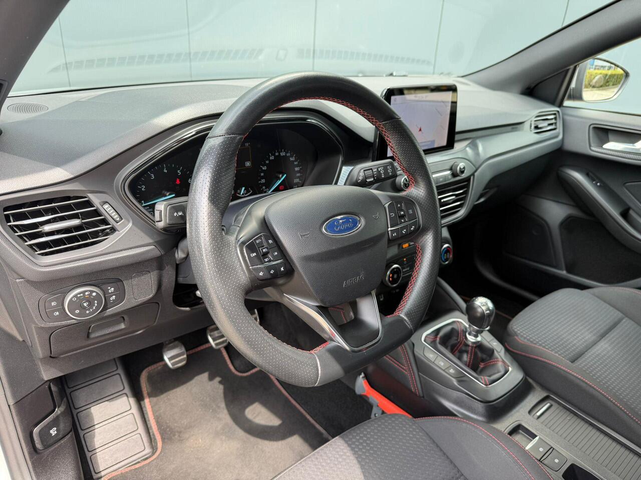 Ford FOCUS 1.0 EcoBoost ST Line Pano / trekhaak / pdc