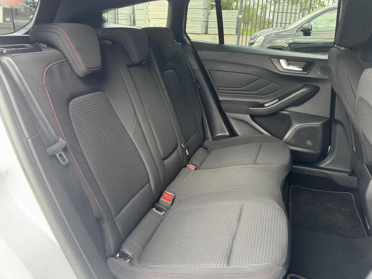 Ford FOCUS WAGON 1.0 HYBRID ST LINE X BUSINESS I WINTERPAKKET I 18" LM I P-CAMERA I CARPLAY I NAVIGATIE