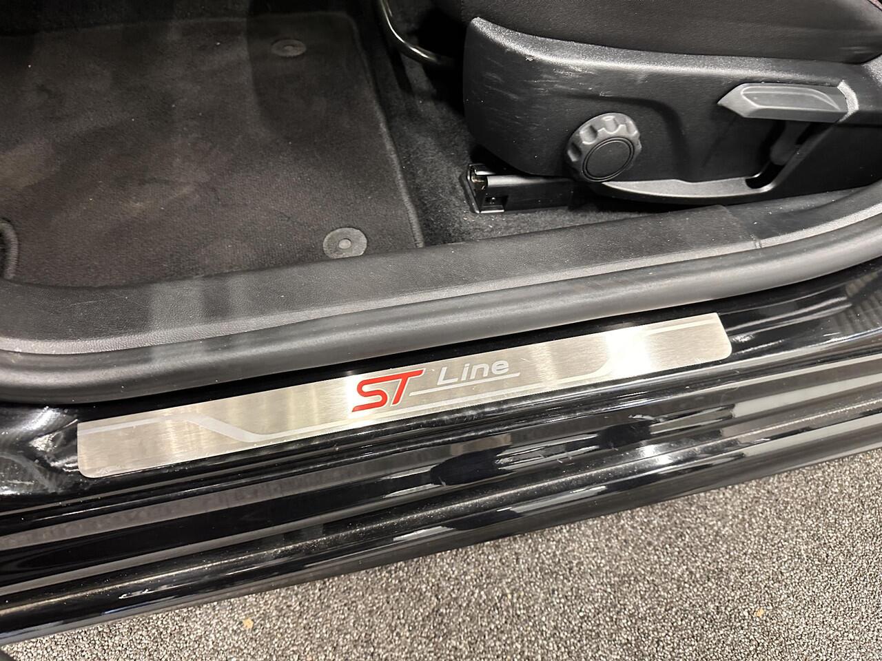 Ford FOCUS Wagon 1.0 EcoBoost 125pk Hybrid ST Line Navigatie Apple Carplay/Android Auto Camera Parkeersensoren Cruise Control Ledverlichting Climate Control Lichtmetalen velgen