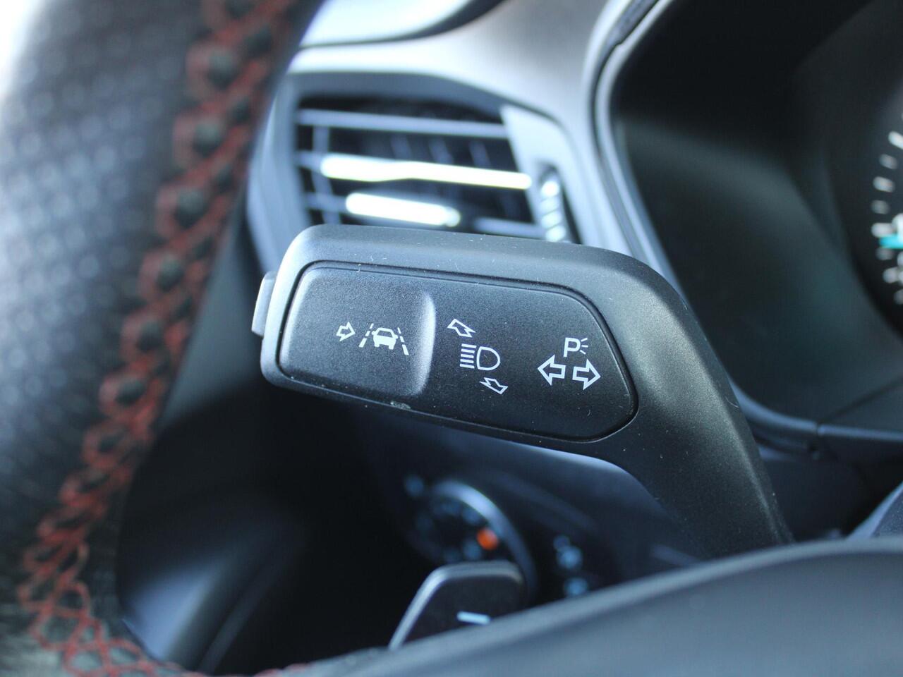 Ford FOCUS Wagon 1.0 EcoBoost ST Line Business | Stuur-/stoel-/voorruitverwarming | Camera | Clima | Draadloze telefoonlader | 17" LM | Navi |