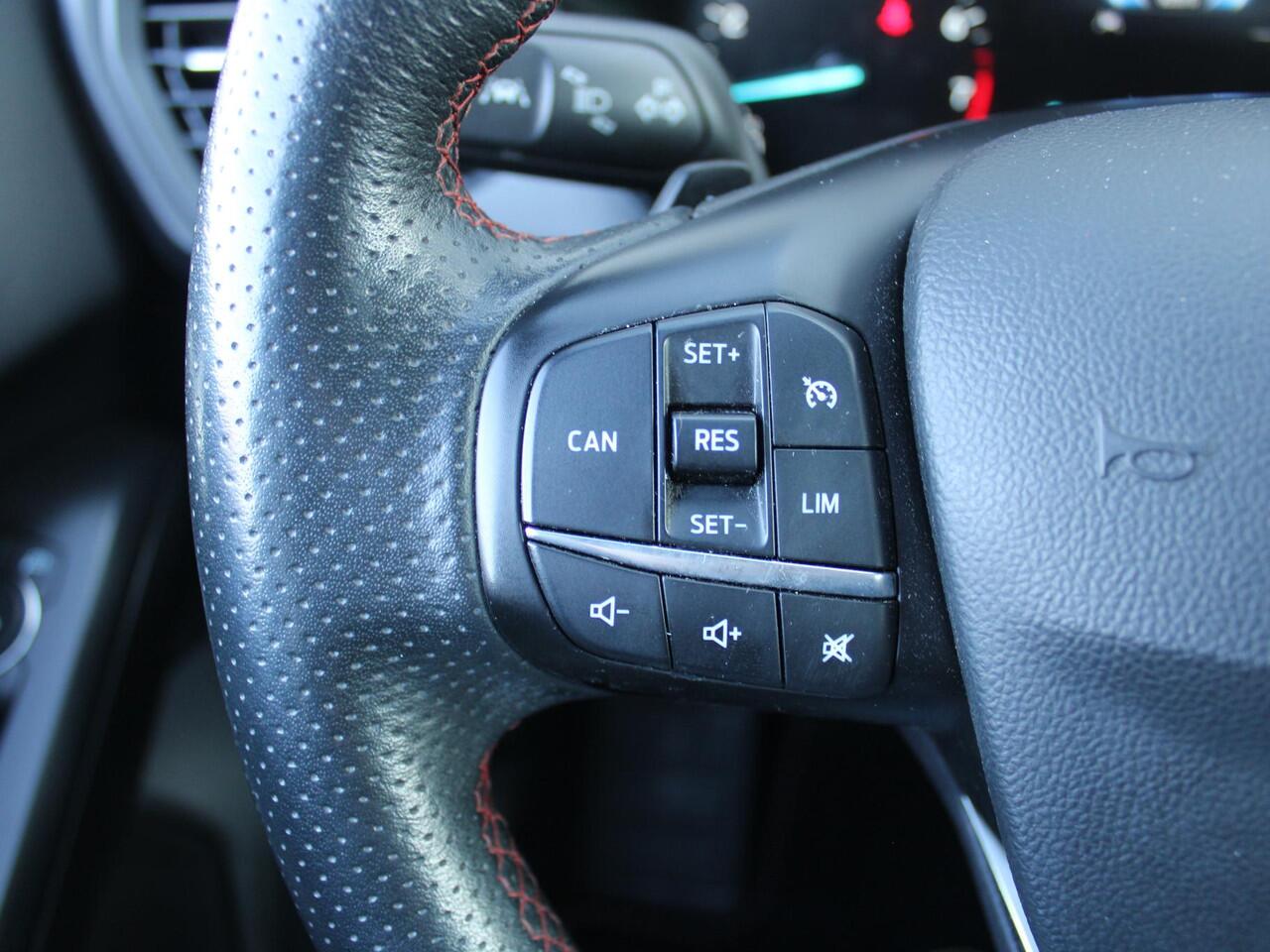 Ford FOCUS Wagon 1.0 EcoBoost ST Line Business | Stuur-/stoel-/voorruitverwarming | Camera | Clima | Draadloze telefoonlader | 17" LM | Navi |