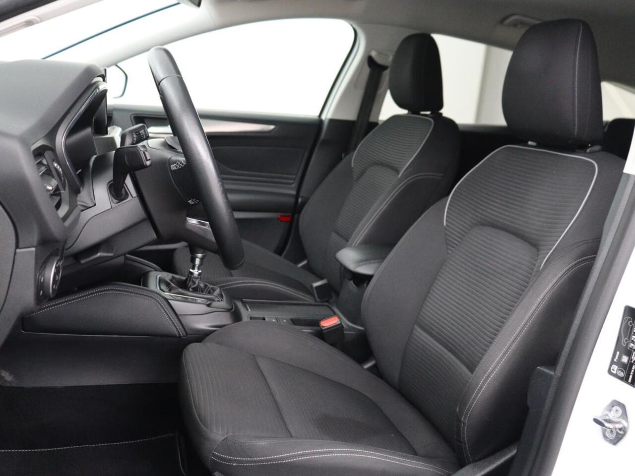 Ford FOCUS 1.0 EcoBoost Hybrid Titanium X | Stoelverwarming | Camera | Carplay | Digital Cockpit | Stuurverwarming | Keyless | Full LED | Parkeerhulp | Climate control | Cruise control