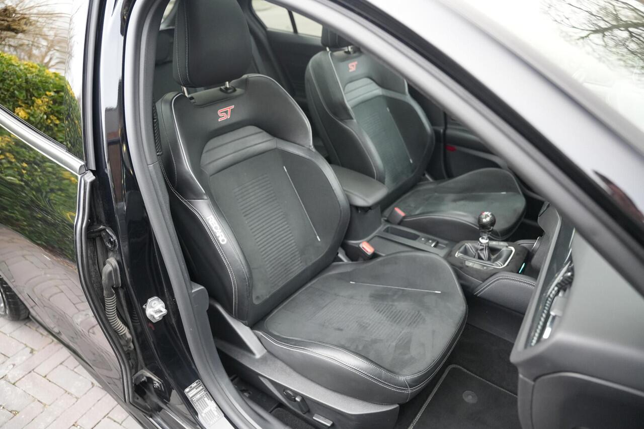 Ford FOCUS 2.3 EcoBoost ST-X Panoramadak Milltek LED B&O Headup Stuurverw.