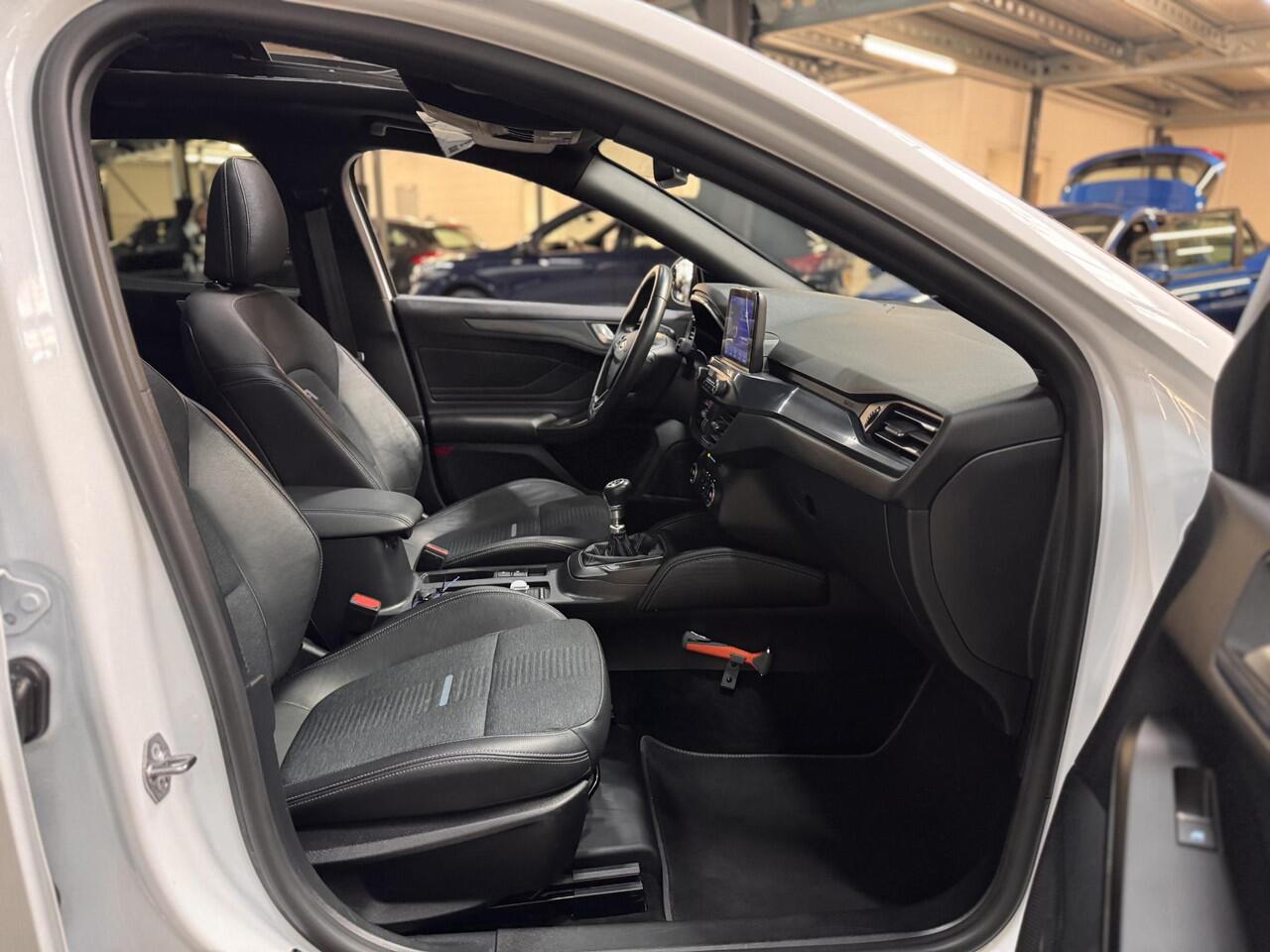 Ford FOCUS 1.0 EcoB Hybrid Active X Panoramadak Camera Half Leer Stoelverwarming Privacy Glass Wagon Dealeronderhouden