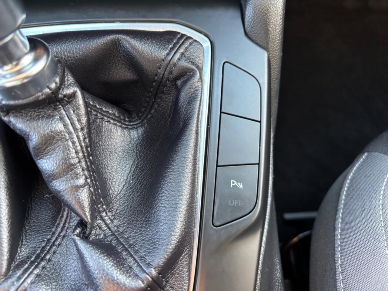 Ford FOCUS 1.0 EBH TR ED. BNS NAVI AIRCO PDC LMV