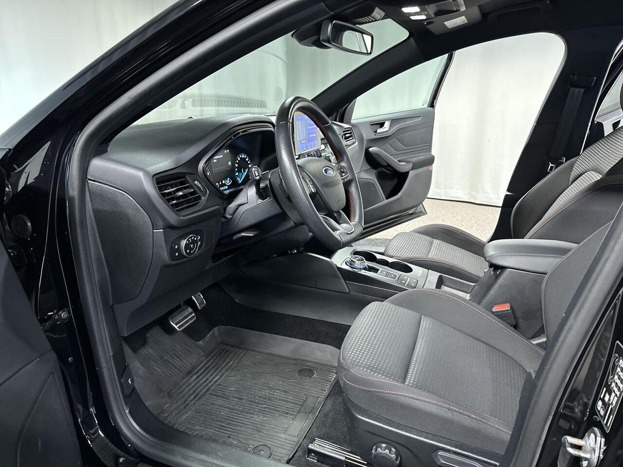 Ford FOCUS Wagon 1.5 EcoBoost ST Line Business Automaat | 182 PK | Navi | LED