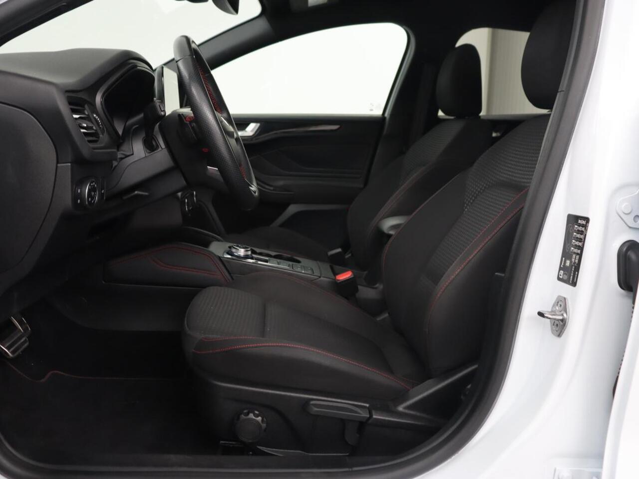 Ford FOCUS 1.5 EcoBoost ST Line X | Trekhaak | Adaptive cruise | Camera | Carplay | Digital Cockpit | Keyless | Full LED | Navigatie | Climate control