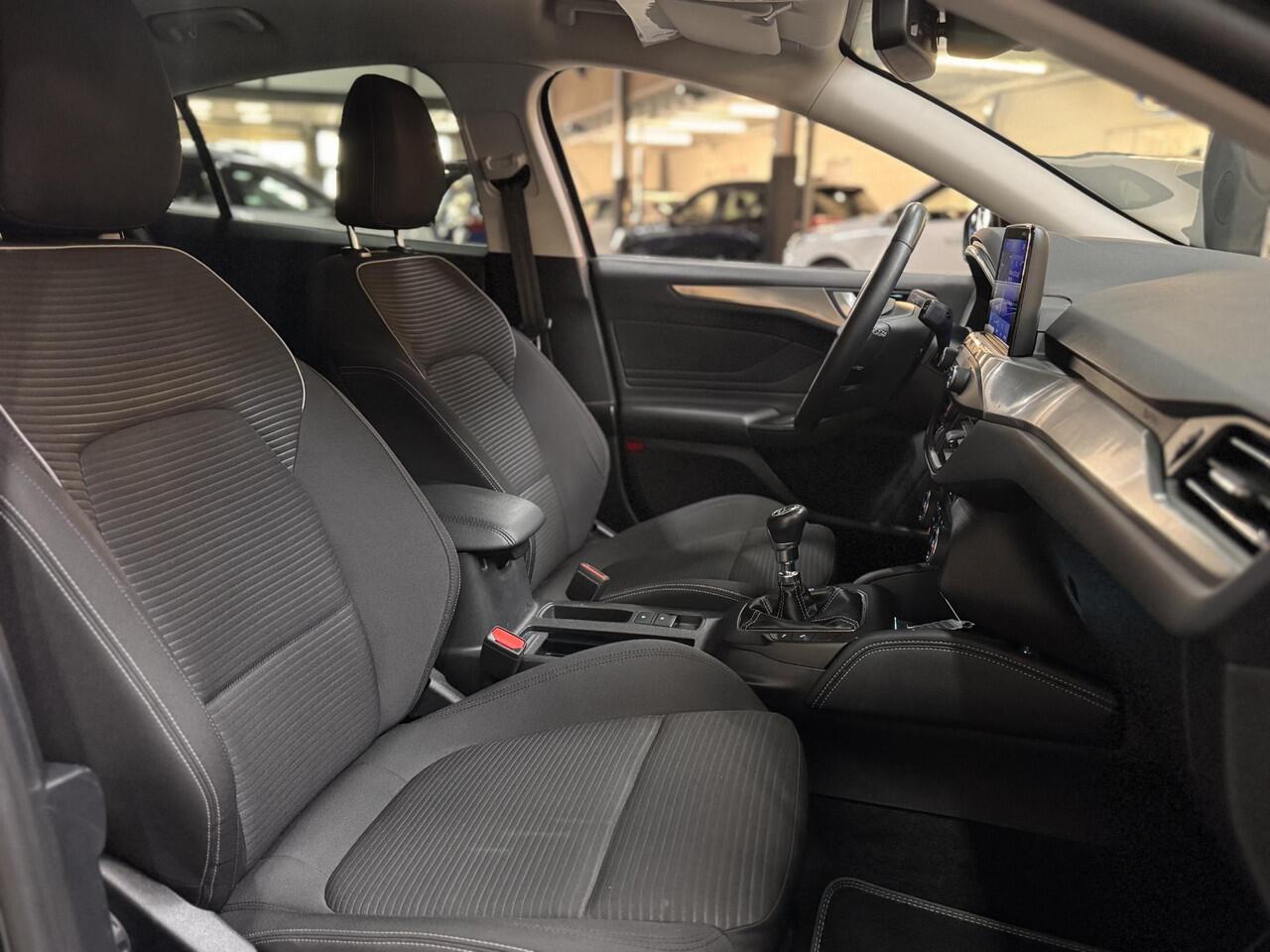 Ford FOCUS 155pk Titanium X Navi Camera Winter Parking Dodehoek pack Keyless Privacy glass 5d Dealeronderhouden