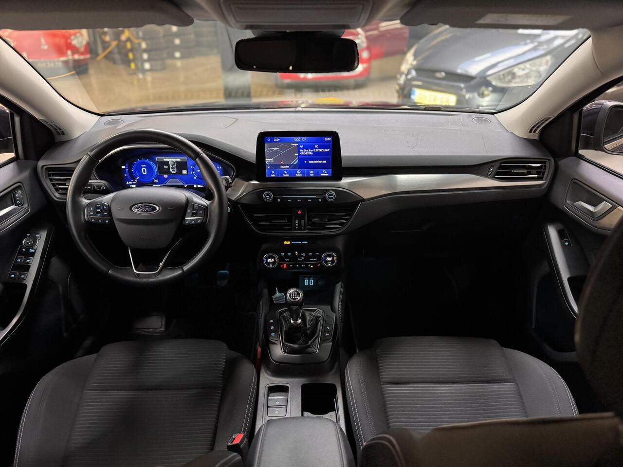 Ford FOCUS 155pk Titanium X Navi Camera Winter Parking Dodehoek pack Keyless Privacy glass 5d Dealeronderhouden