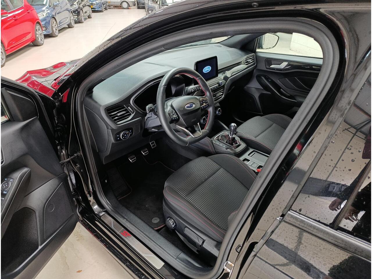 Ford FOCUS 1.0 EcoBoost Hybrid ST Line X Business Af neembare trekhaak | Pdc | Keyless | Navigatie