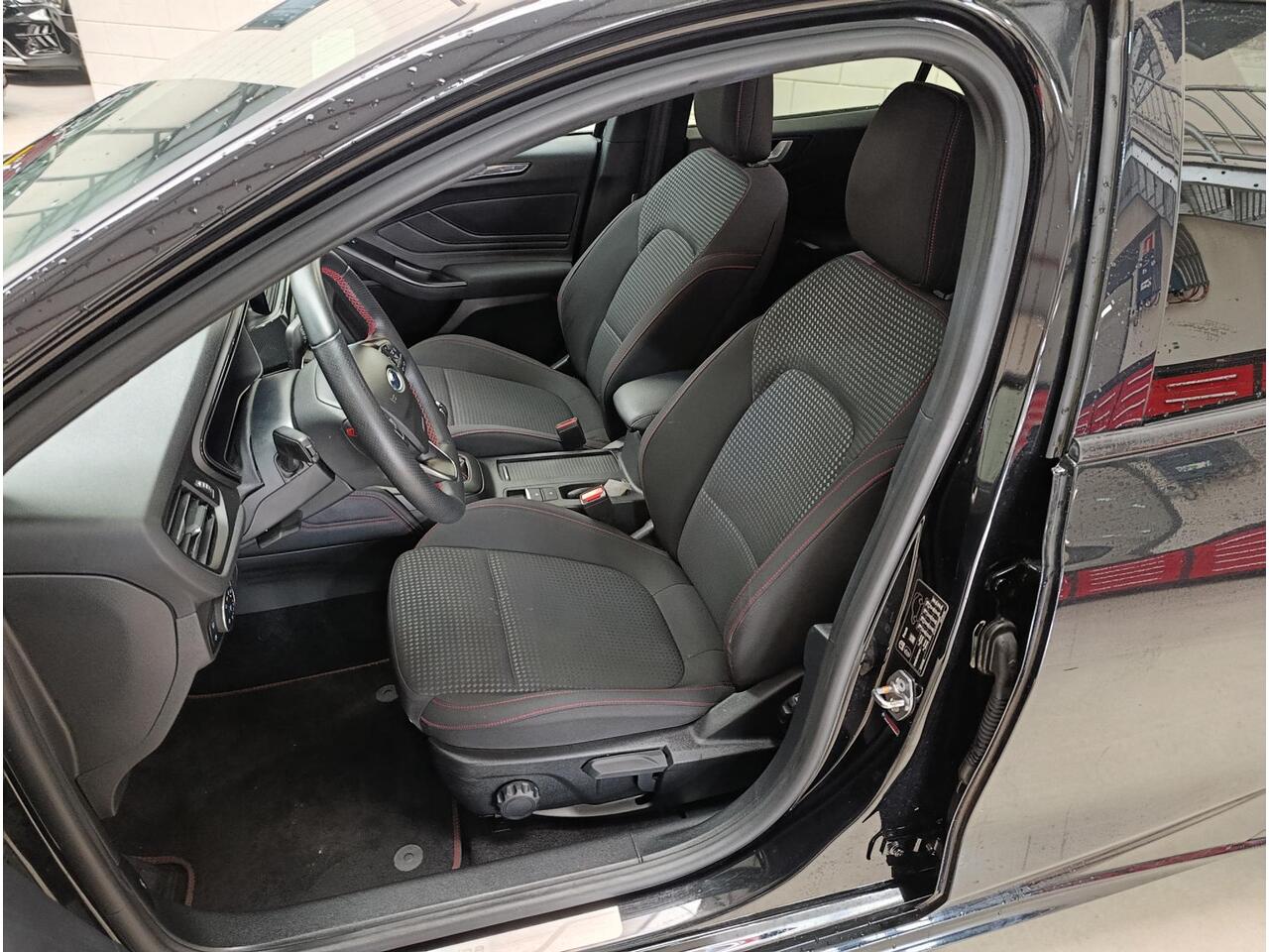 Ford FOCUS 1.0 EcoBoost Hybrid ST Line X Business Af neembare trekhaak | Pdc | Keyless | Navigatie