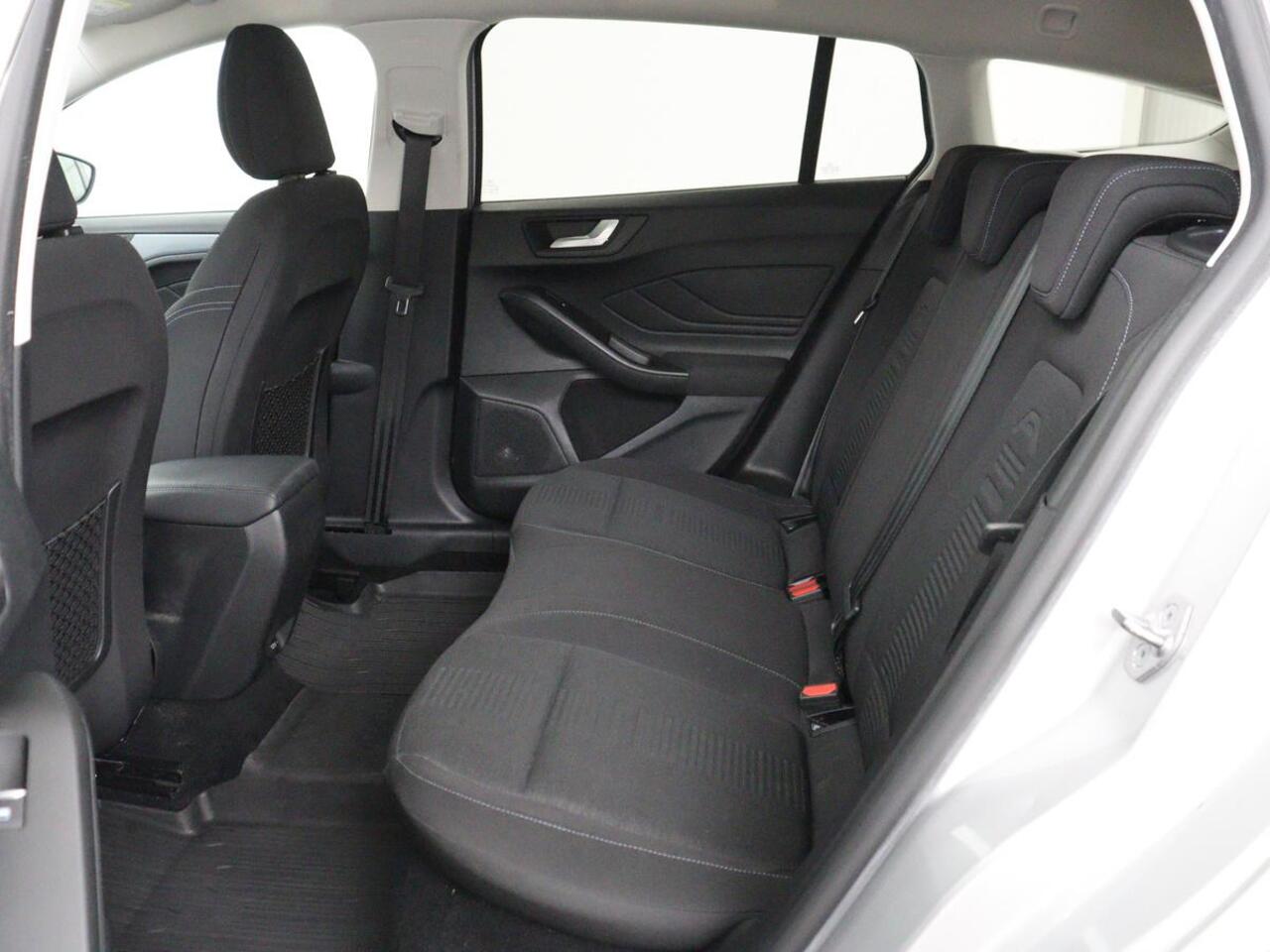 Ford FOCUS 1.0 EcoBoost Hybrid Active | Stoelverwarming | Trekhaak | Camera | Stuurverwarming | Carplay | Keyless | Full LED | Navigatie | Parkeerhulp | Climate control | Cruise control