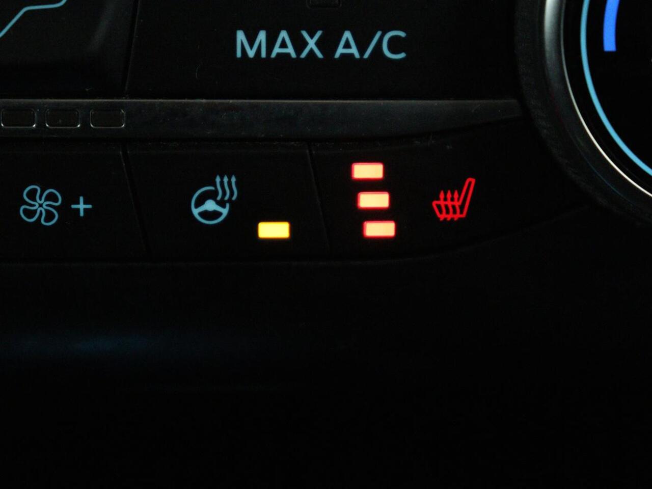 Ford FOCUS 1.0 EcoBoost Hybrid Active | Stoelverwarming | Trekhaak | Camera | Stuurverwarming | Carplay | Keyless | Full LED | Navigatie | Parkeerhulp | Climate control | Cruise control