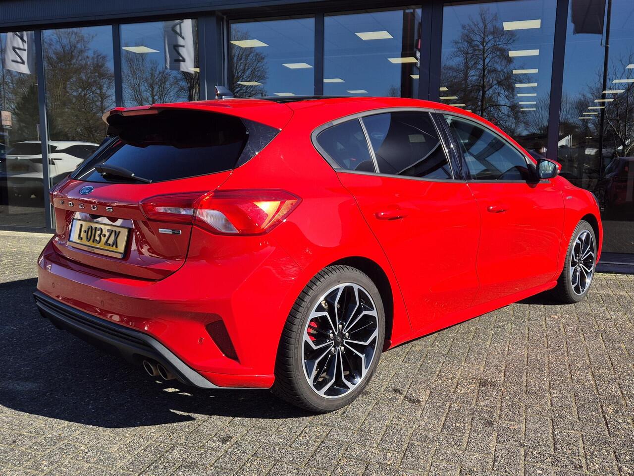Ford FOCUS 1.0 EcoBoost Hybrid ST Line X Business | Panoramadak | Afneembare trekhaak | Navigatie |