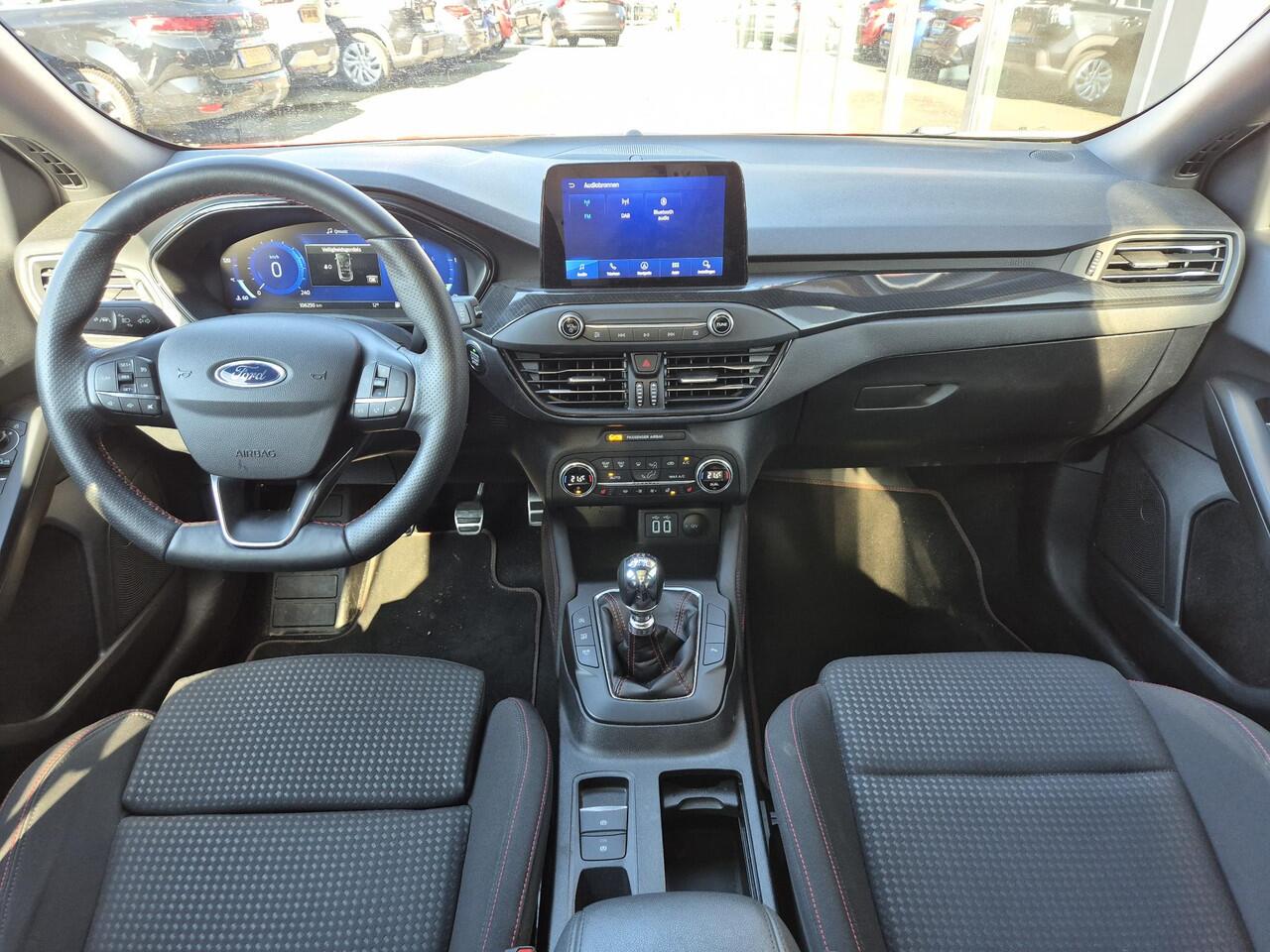 Ford FOCUS 1.0 EcoBoost Hybrid ST Line X Business | Panoramadak | Afneembare trekhaak | Navigatie |