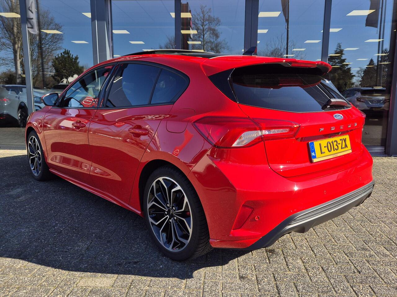Ford FOCUS 1.0 EcoBoost Hybrid ST Line X Business | Panoramadak | Afneembare trekhaak | Navigatie |