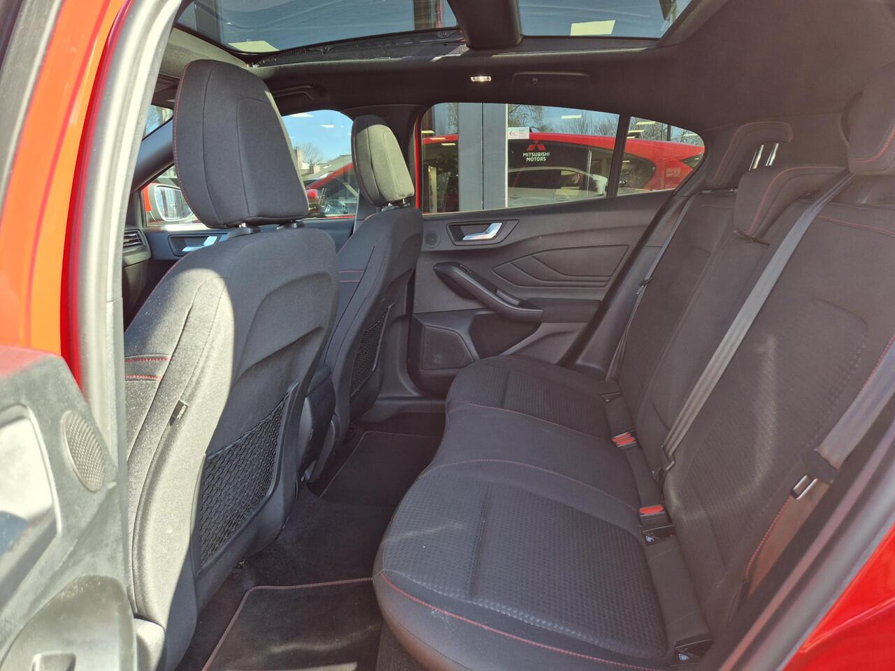 Ford FOCUS 1.0 EcoBoost Hybrid ST Line X Business | Panoramadak | Afneembare trekhaak | Navigatie |