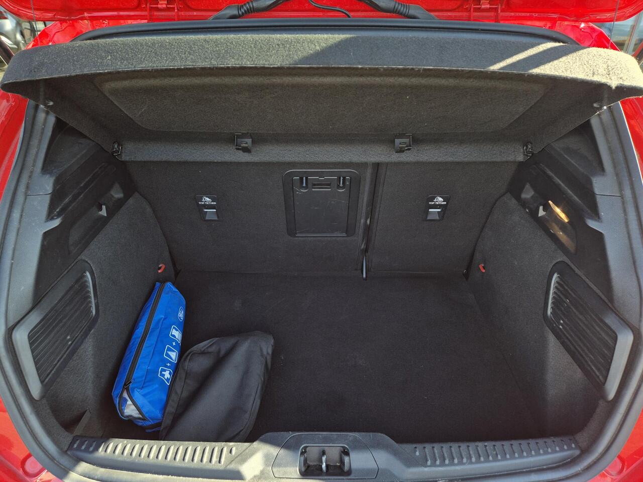 Ford FOCUS 1.0 EcoBoost Hybrid ST Line X Business | Panoramadak | Afneembare trekhaak | Navigatie |