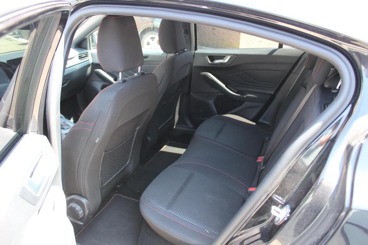 Ford FOCUS 1.0 EcoBoost Hybrid ST Line X Navi/Carplay, Winterpack, Camera, 18" Automaat!