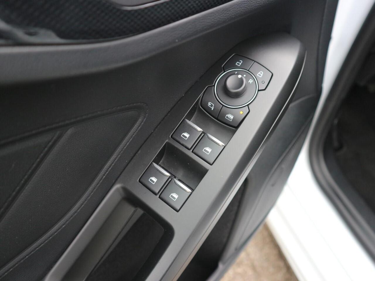 Ford FOCUS Wagon 1.0 EcoBoost Hybrid ST Line Business 125pk Met adaptieve Cruise Control, Camera, Winterpakket en BLIS