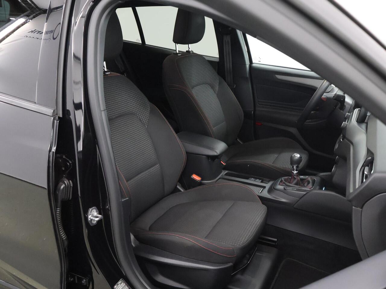 Ford FOCUS Wagon 1.0 EcoBoost Hybrid ST Line Style | Winterpakket | Parkeercamera | Navigatie | Climate Control |