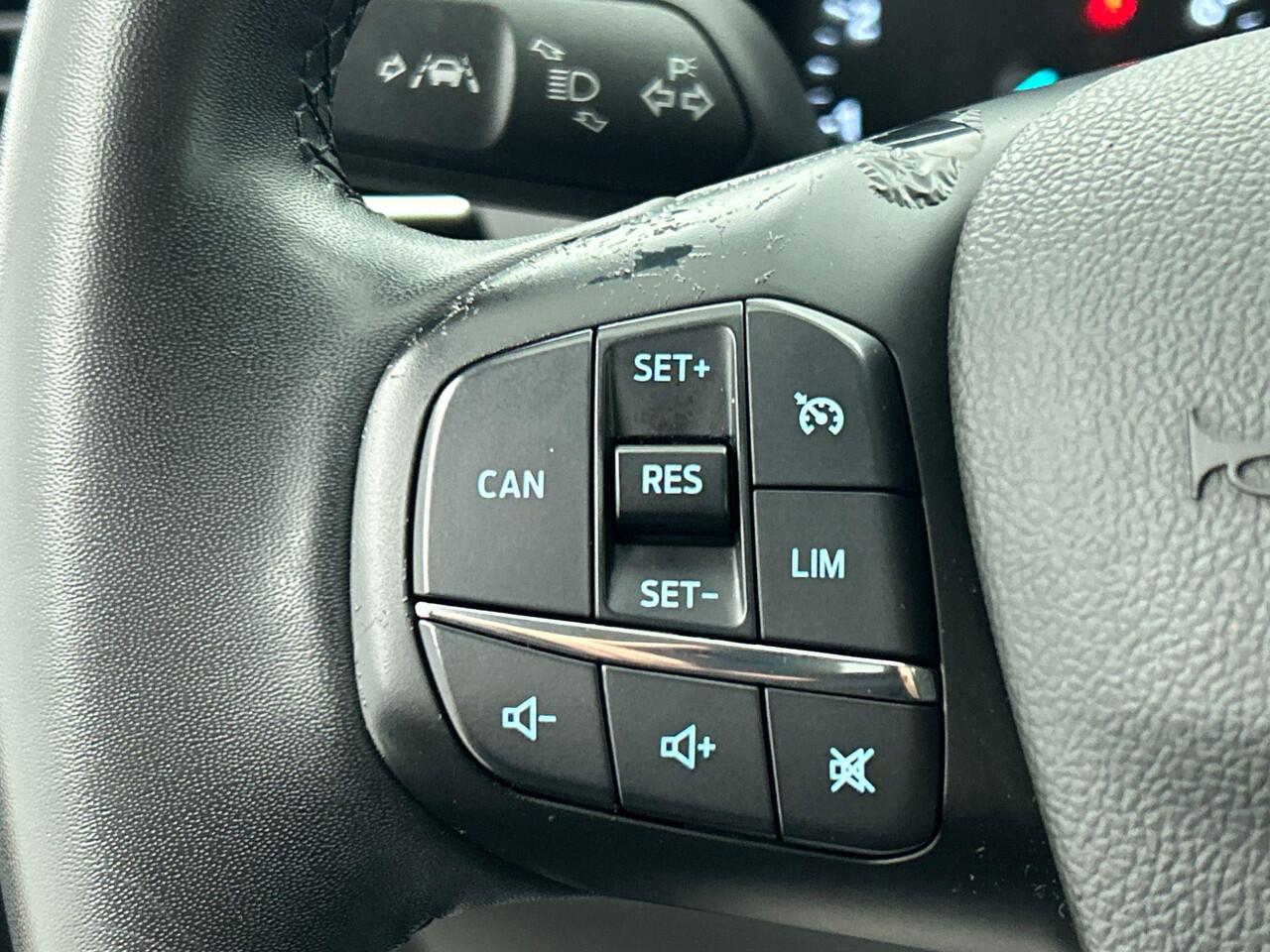 Ford FOCUS Wagon 1.0 EcoBoost Hybrid Active Airco ECC Navi Carplay PDC Voor en achter Full LED 17"LM Velgen Cruise Control