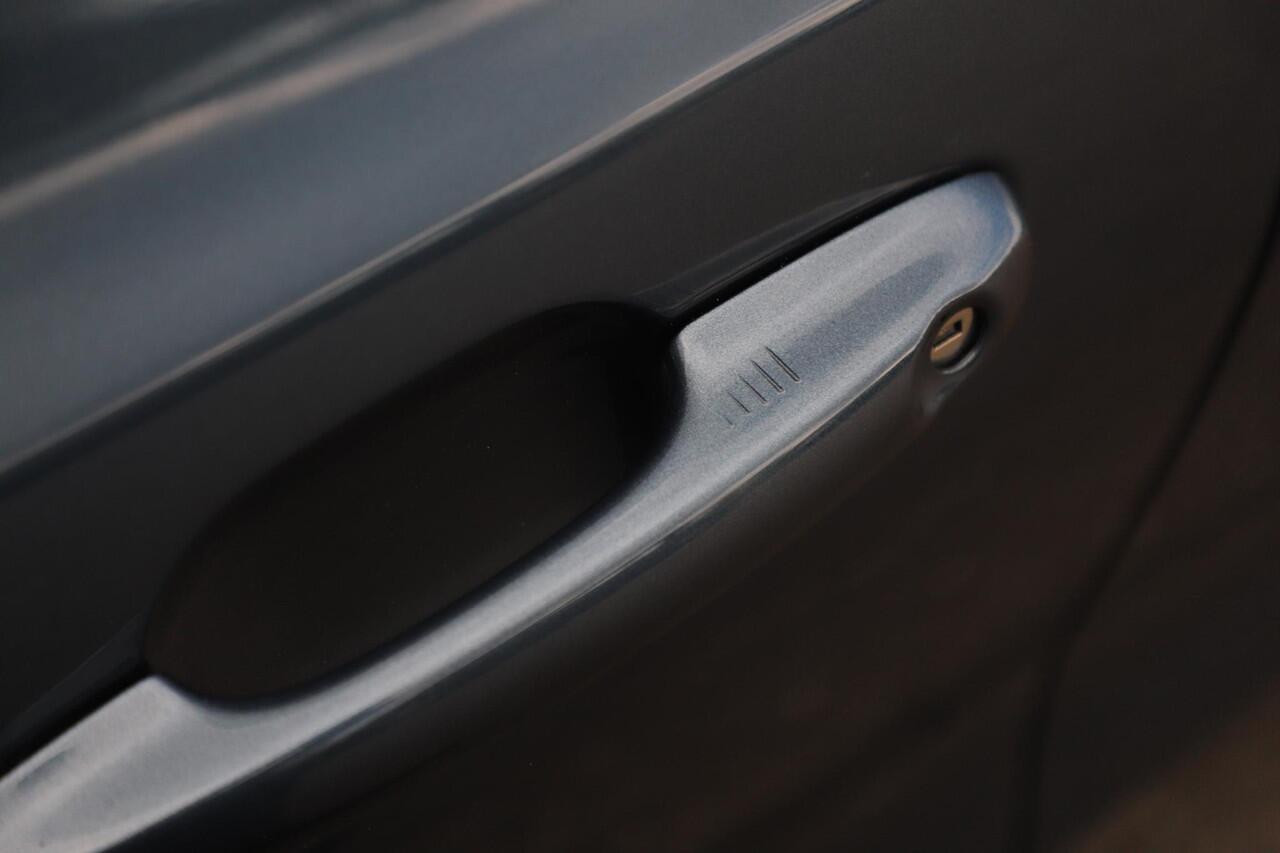 Ford FOCUS 1.0 EcoBoost Hybrid Titanium Style Winter Pack Keyless Navigatie Achteruitrijcamera Carplay Android Clima Stuur & Stoelverwarming All season banden!