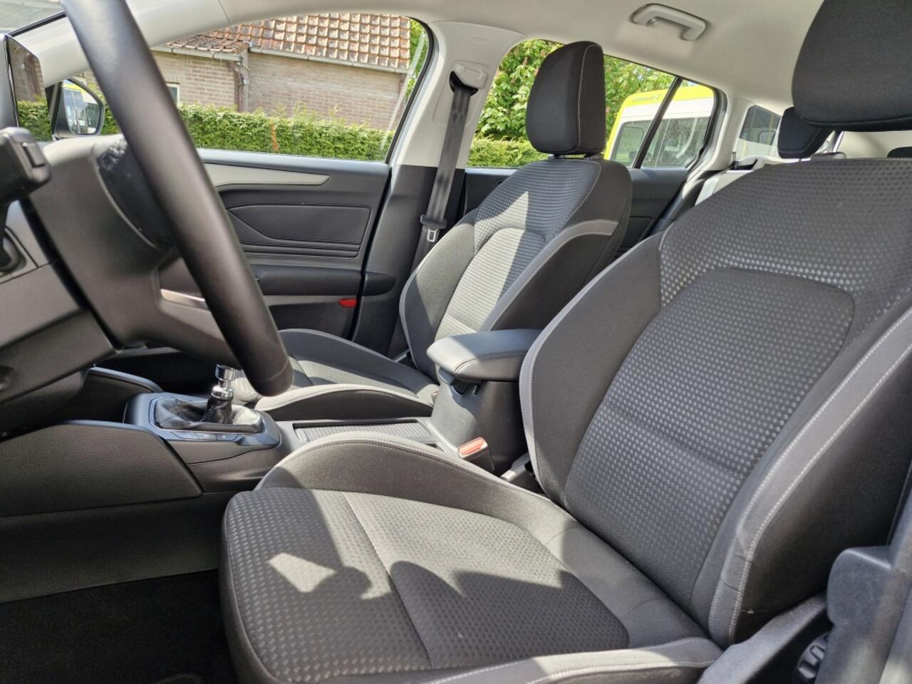 Ford FOCUS Wagon 100 PK Connected | Parkeersensoren voor + achter | LED verlichti