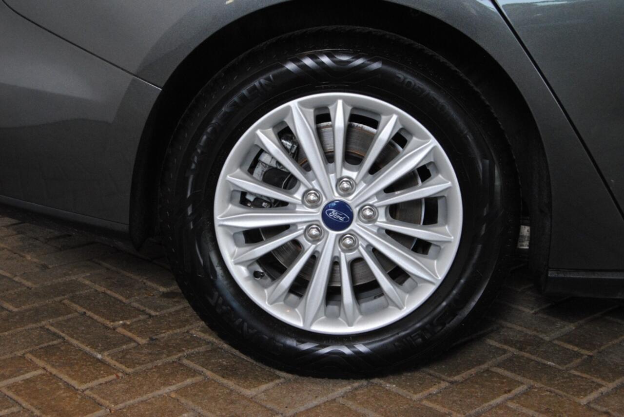 Ford FOCUS Wagon 1.0 EcoB. Tit. XBns || Trekhaak | Apple Carplay|| AUTOMAAT