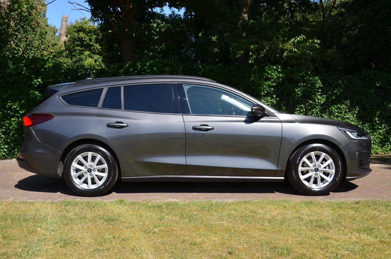 Ford FOCUS Wagon 1.0 EcoBoost Connected Navi/Pdc/Ecc/Stoel,ruit en stuurverwarming/Cr-Controle/Privacy-Glass/16-Inch Lmv/Achteruitrijcamera/Trekhaak
