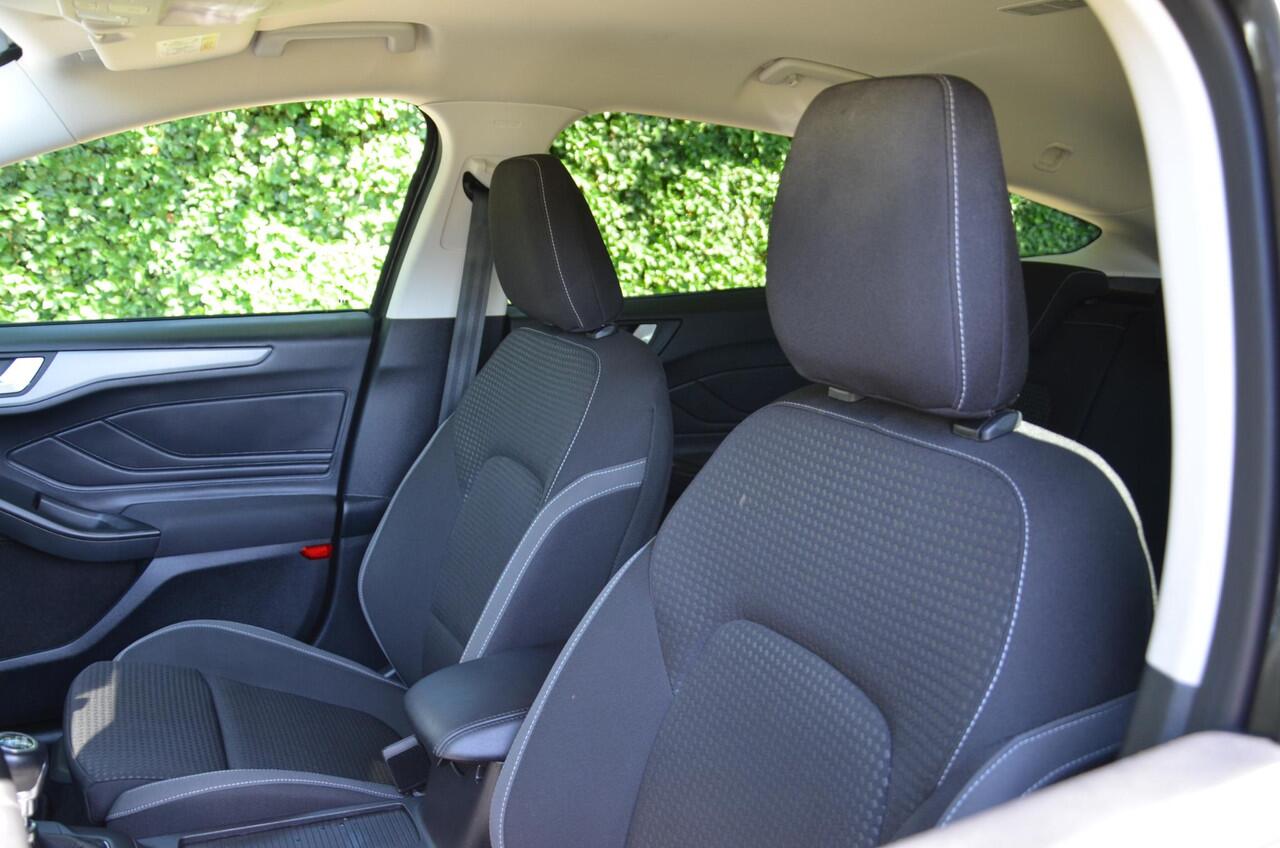 Ford FOCUS Wagon 1.0 EcoBoost Connected Navi/Pdc/Ecc/Stoel,ruit en stuurverwarming/Cr-Controle/Privacy-Glass/16-Inch Lmv/Achteruitrijcamera/Trekhaak