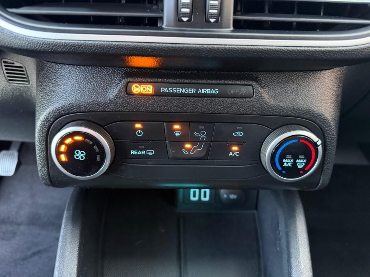 Ford FOCUS 1.0 EB TREND EDITION BUSINESS NAVI AIRCO PDC