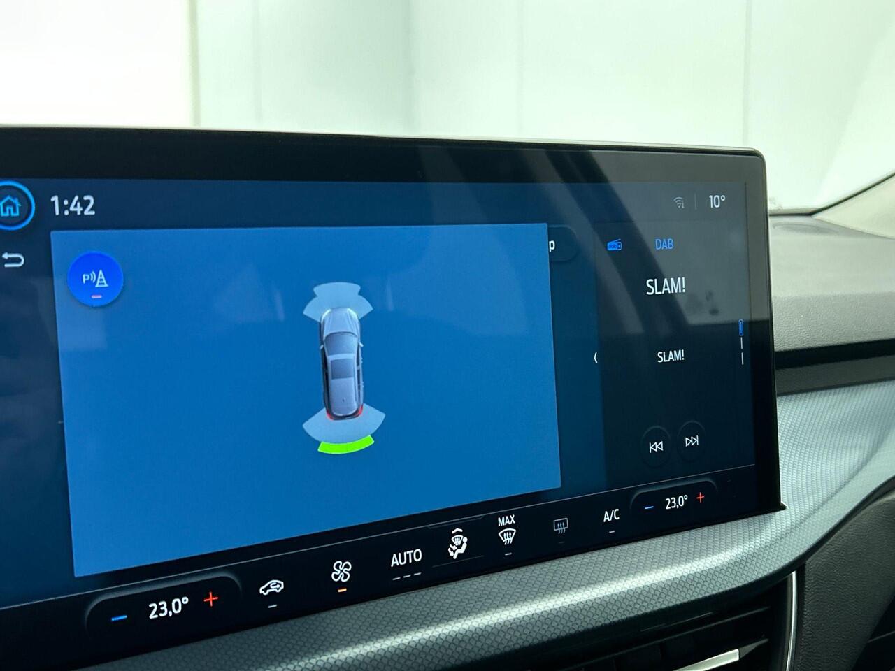 Ford FOCUS Wagon 1.0 EcoBoost Hybrid Active Airco ECC Navi Carplay PDC Voor en achter Full LED 17"LM Velgen Cruise Control