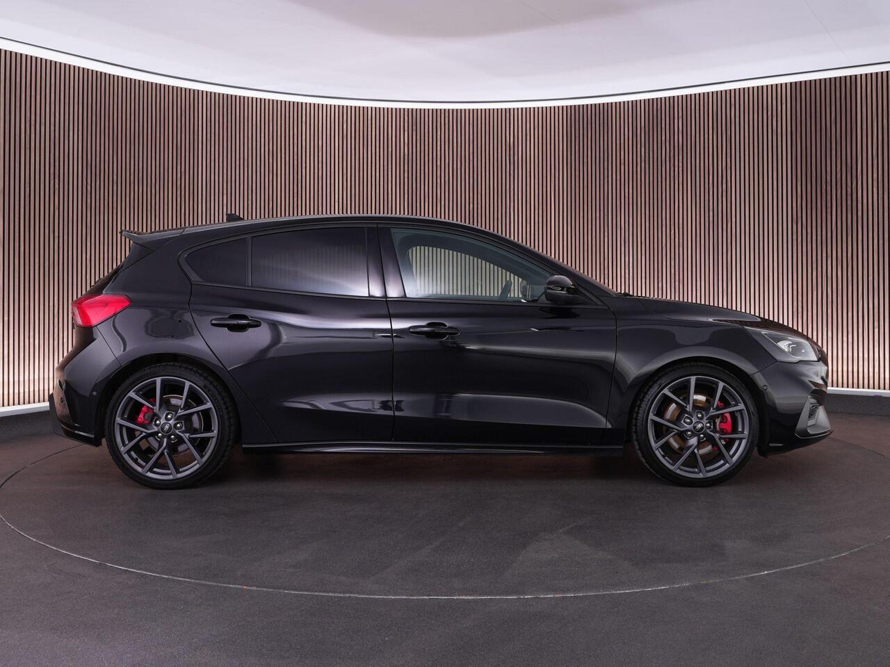 Ford FOCUS ST-3 AUTOMAAT 2.3 280pk |Performance pack|dealer onderhouden|sper diff|launch control|HUD|el. stoelen|Apple Carplay|BLIS|parkeer camera|winterpack|19"|