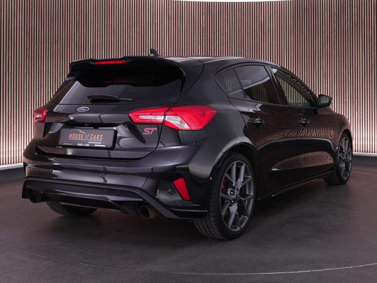 Ford FOCUS ST-3 AUTOMAAT 2.3 280pk |Performance pack|dealer onderhouden|sper diff|launch control|HUD|el. stoelen|Apple Carplay|BLIS|parkeer camera|winterpack|19"|