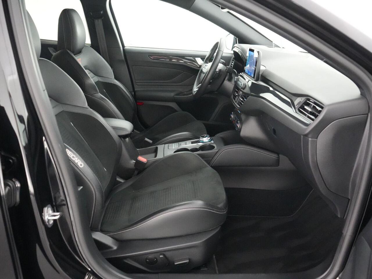 Ford FOCUS ST-3 AUTOMAAT 2.3 280pk |Performance pack|dealer onderhouden|sper diff|launch control|HUD|el. stoelen|Apple Carplay|BLIS|parkeer camera|winterpack|19"|