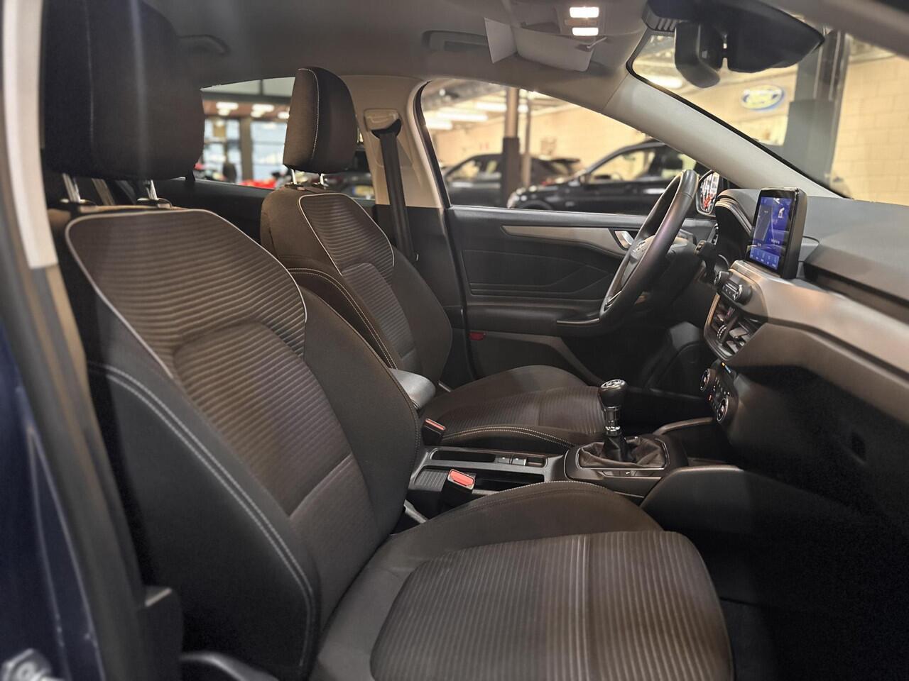 Ford FOCUS 1.0 EcoBoost Hybrid Titanium Navi Camera Winter Parking pack Privacy Glass 5drs Dealeronderhouden