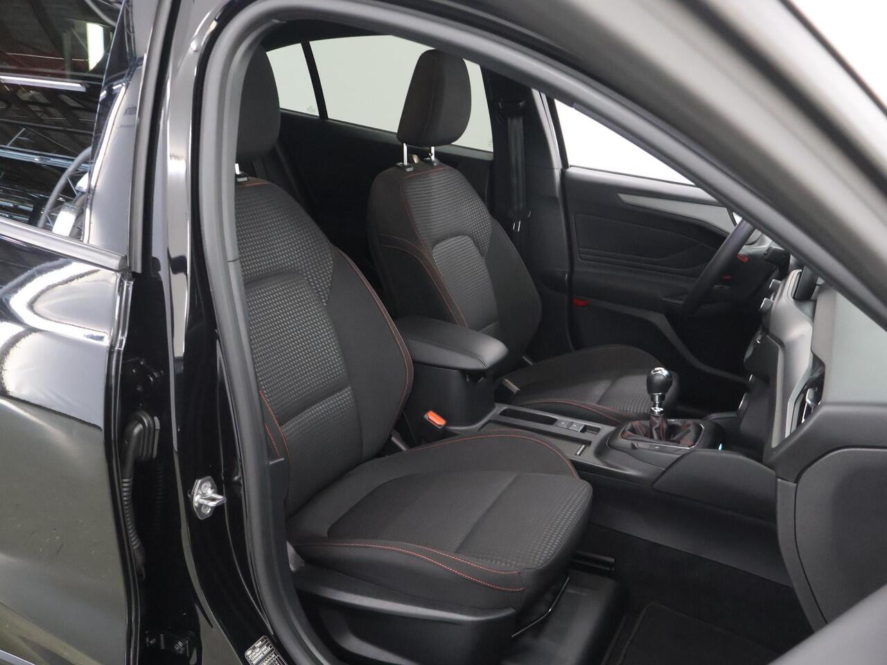 Ford FOCUS 1.0 EcoBoost Hybrid ST Line Style | Winterpakket | Parkeercamera | Cruise Control | Navigatie |