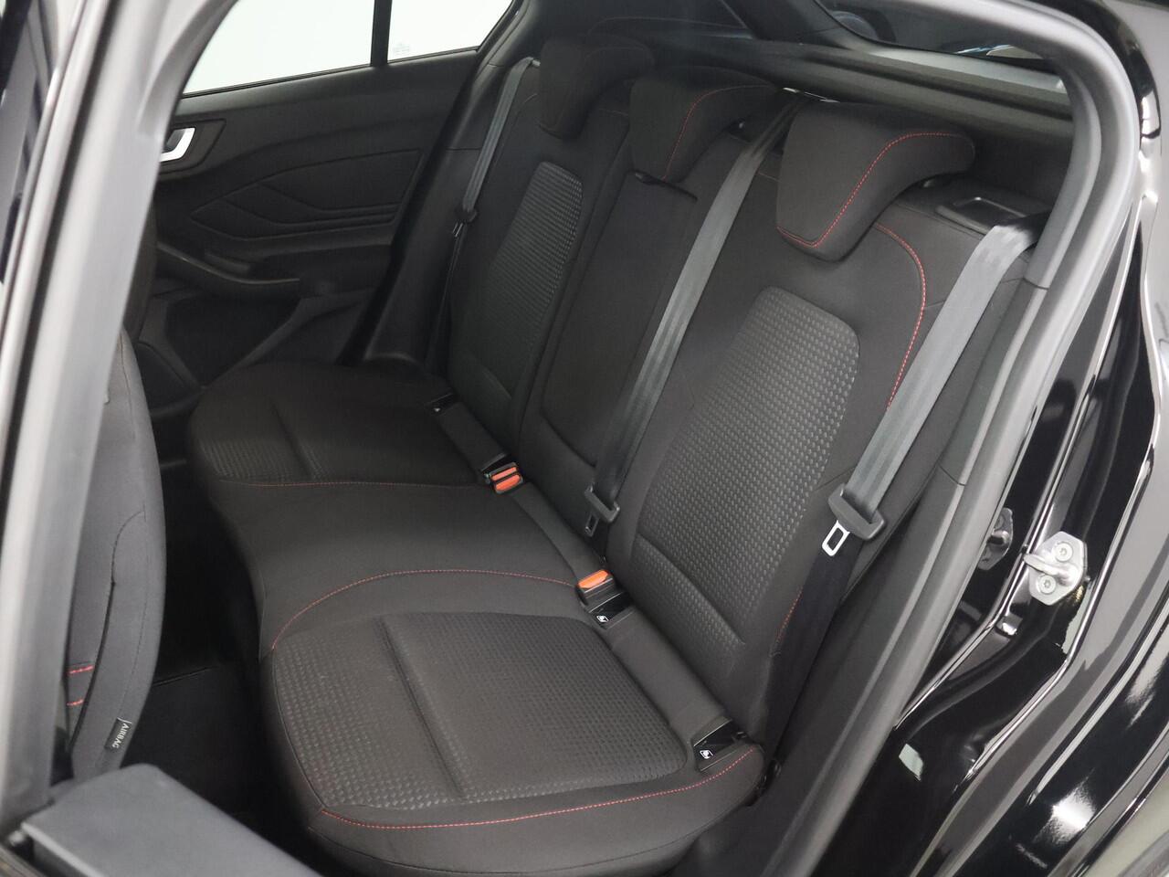 Ford FOCUS 1.0 EcoBoost Hybrid ST Line Style | Winterpakket | Parkeercamera | Cruise Control | Navigatie |