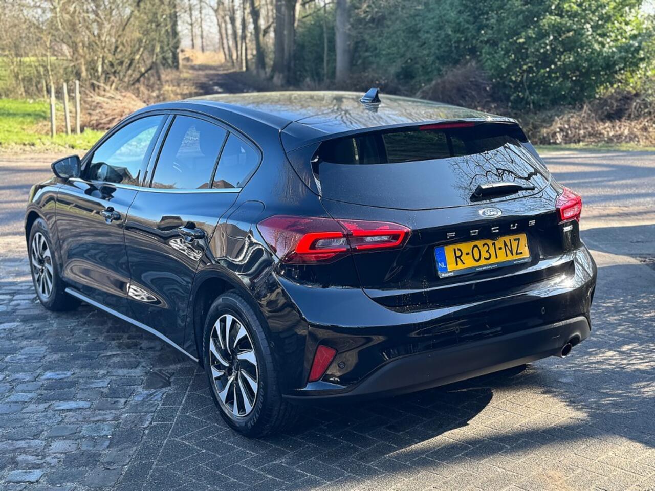 Ford FOCUS 1.0 125pk Hybrid Titanium Style ecc,pdc,navigatie,sportdop