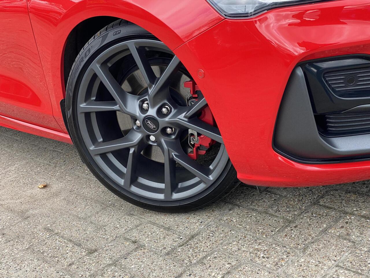 Ford FOCUS Wagon 2.3 EcoBoost ST-X Automaat 280pk! | Panoramadak | Afneembare trekhaak | Winter Pack | Standkachel | AGR-stoelen | Bang&Olufsen | Elektrische achterklep | Head up Display | Matrix LED